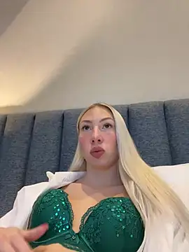 Snapshot of LuisaBecker chatting on 12-24-24, 01:39 LuisaBecker online show from 12-24-24, 01:39