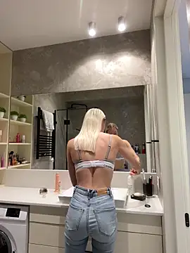 Snapshot of LuisaBecker chatting on 01-02-25, 12:13 LuisaBecker online show from 01-02-25, 12:13