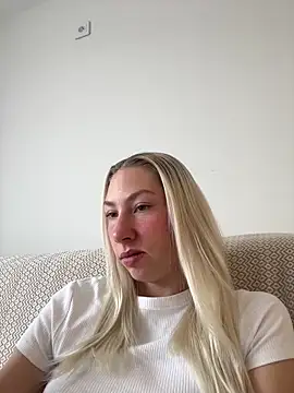 Snapshot of LuisaBecker chatting on 01-27-25, 10:27 LuisaBecker online show from 01-27-25, 10:27