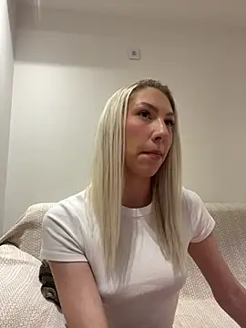 Snapshot of LuisaBecker chatting on 02-08-25, 05:08 LuisaBecker online show from 02-08-25, 05:08