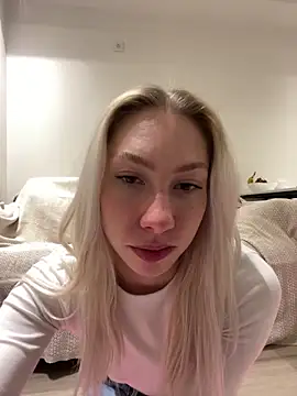 Snapshot of LuisaBecker chatting on 02-10-25, 03:10 LuisaBecker online show from 02-10-25, 03:10