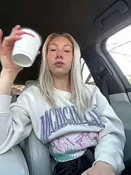 Snapshot of LuisaBecker chatting on 02-12-25, 09:31 LuisaBecker online show from 02-12-25, 09:31