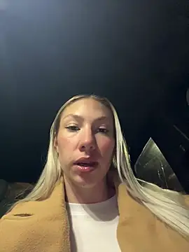 Snapshot of LuisaBecker chatting on 02-13-25, 06:27 LuisaBecker online show from 02-13-25, 06:27