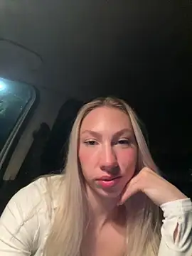 Snapshot of LuisaBecker chatting on 02-16-25, 06:32 LuisaBecker online show from 02-16-25, 06:32