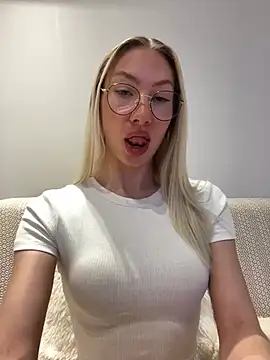 Snapshot of LuisaBecker chatting on 02-26-25, 06:43 LuisaBecker online show from 02-26-25, 06:43