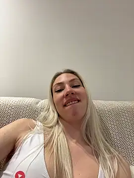 Snapshot of LuisaBecker chatting on 02-28-25, 09:12 LuisaBecker online show from 02-28-25, 09:12