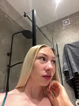 Snapshot of LuisaBecker chatting on 03-06-25, 08:05 LuisaBecker online show from 03-06-25, 08:05