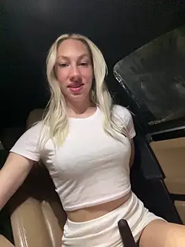 Snapshot of LuisaBecker chatting on 03-14-25, 09:32 LuisaBecker online show from 03-14-25, 09:32