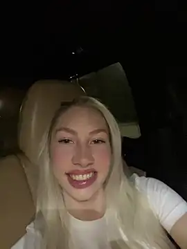 Snapshot of LuisaBecker chatting on 03-15-25, 07:59 LuisaBecker online show from 03-15-25, 07:59