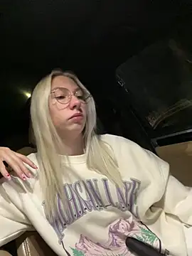 Snapshot of LuisaBecker chatting on 03-17-25, 07:04 LuisaBecker online show from 03-17-25, 07:04