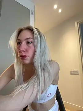 Snapshot of LuisaBecker chatting on 03-22-25, 01:30 LuisaBecker online show from 03-22-25, 01:30