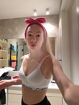 Snapshot of LuisaBecker chatting on 09-10-25, 08:25 LuisaBecker online show from 09-10-25, 08:25