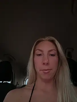 Snapshot of LuisaBecker chatting on 09-15-25, 04:07 LuisaBecker online show from 09-15-25, 04:07