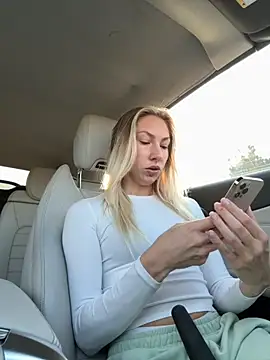 Snapshot of LuisaBecker chatting on 10-18-25, 12:28 LuisaBecker online show from 10-18-25, 12:28