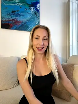 Snapshot of LuisaBecker chatting on 12-05-25, 01:20 LuisaBecker online show from 12-05-25, 01:20