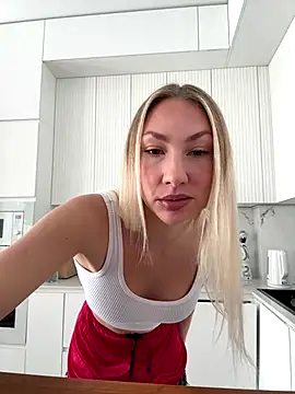 Snapshot of LuisaBecker chatting on 12-20-25, 11:17 LuisaBecker online show from 12-20-25, 11:17