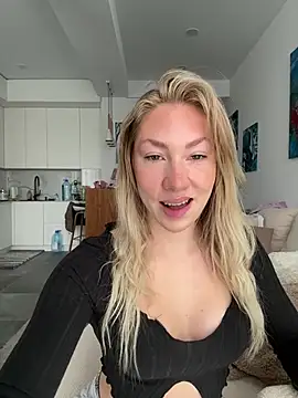 Snapshot of LuisaBecker chatting on 01-17-26, 10:31 LuisaBecker online show from 01-17-26, 10:31