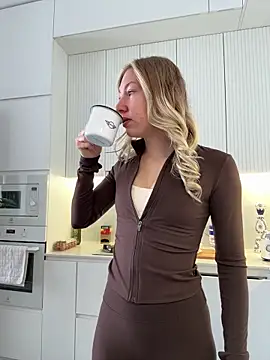 Snapshot of LuisaBecker chatting on 01-19-26, 09:57 LuisaBecker online show from 01-19-26, 09:57