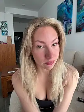 Snapshot of LuisaBecker chatting on 02-01-26, 11:42 LuisaBecker online show from 02-01-26, 11:42