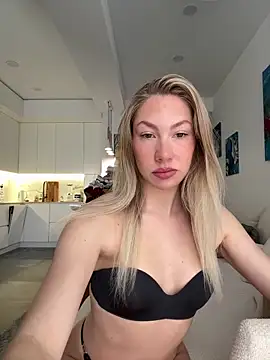 Snapshot of LuisaBecker chatting on 03-06-26, 12:56 LuisaBecker online show from 03-06-26, 12:56