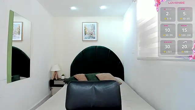 Snapshot of _LaraMom_ chatting on 04-28-26, 04:45 LaraMom online show from 04-28-26, 04:45