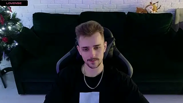 Snapshot of Larstar01 chatting on 12-29-24, 01:45 Larstar01 online show from 12-29-24, 01:45