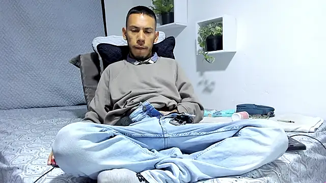 Snapshot of Aronxxs chatting on 02-10-25, 12:08 Aronxxs online show from 02-10-25, 12:08