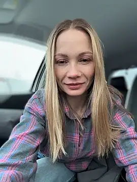 Snapshot of LavenderHot chatting on 12-17-25, 03:23 LavenderHot online show from 12-17-25, 03:23