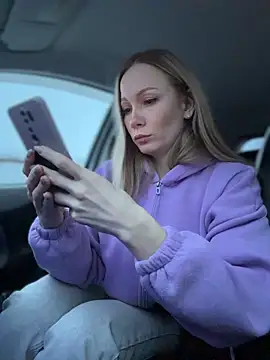 Snapshot of LavenderHot chatting on 12-20-25, 02:40 LavenderHot online show from 12-20-25, 02:40