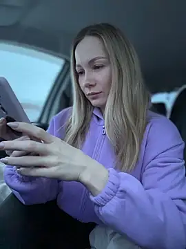 Snapshot of LavenderHot chatting on 12-22-25, 02:52 LavenderHot online show from 12-22-25, 02:52