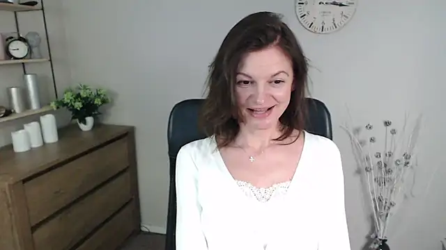 Snapshot of VivianWILD chatting on 01-08-25, 09:53 VivianWILD online show from 01-08-25, 09:53