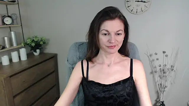 Snapshot of VivianWILD chatting on 01-10-25, 10:28 VivianWILD online show from 01-10-25, 10:28