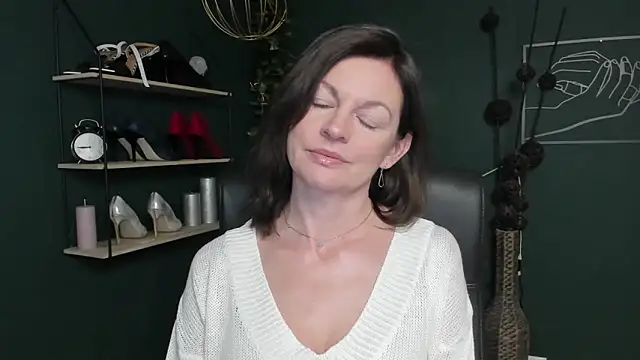 Snapshot of VivianWILD chatting on 09-24-25, 08:28 VivianWILD online show from 09-24-25, 08:28