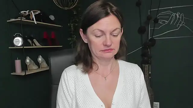 Snapshot of VivianWILD chatting on 10-13-25, 06:24 VivianWILD online show from 10-13-25, 06:24