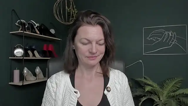 Snapshot of VivianWILD chatting on 11-10-25, 07:40 VivianWILD online show from 11-10-25, 07:40