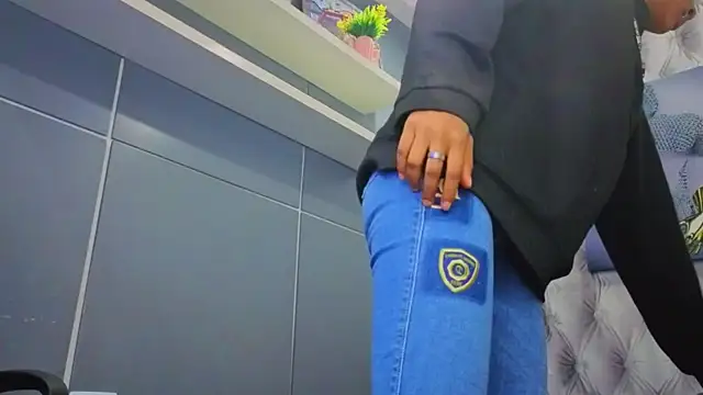 Snapshot of Hilary-banks chatting on 09-11-25, 04:34 Hilary-banks online show from 09-11-25, 04:34