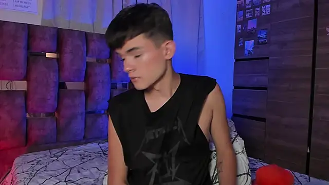 Snapshot of Angelo_018 chatting on 02-14-25, 06:23 Angelo 018 online show from 02-14-25, 06:23