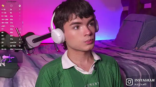 Snapshot of Angelo_018 chatting on 10-27-25, 03:21 Angelo 018 online show from 10-27-25, 03:21