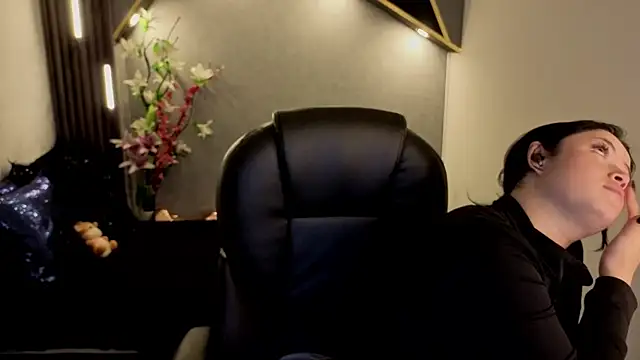 Snapshot of almma_shy chatting on 11-25-25, 01:22 almma shy online show from 11-25-25, 01:22