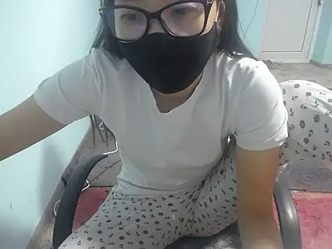 Snapshot of elllaaxx chatting on 06-30-26, 04:02 elllaaxx online show from 06-30-26, 04:02