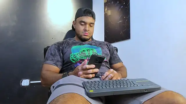 Snapshot of Big_furry_bear13 chatting on 05-15-26, 06:31 Big furry bear13 online show from 05-15-26, 06:31
