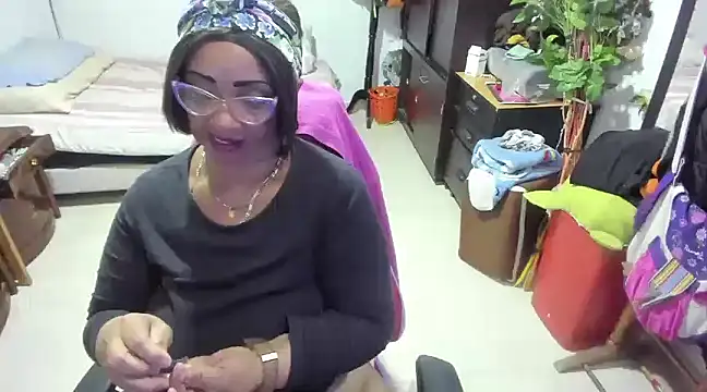 Snapshot of Mrs_mommy_ chatting on 01-29-25, 11:25 Mrs mommy online show from 01-29-25, 11:25