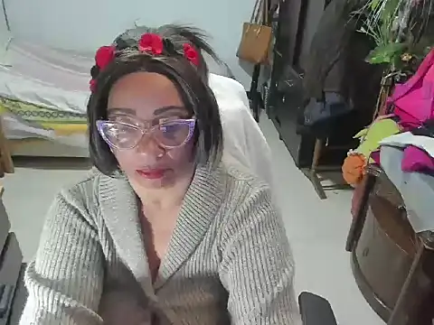 Snapshot of Mrs_mommy_ chatting on 03-09-25, 01:35 Mrs mommy online show from 03-09-25, 01:35