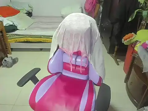 Snapshot of Mrs_mommy_ chatting on 03-19-25, 05:06 Mrs mommy online show from 03-19-25, 05:06