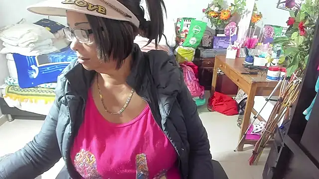 Snapshot of Mrs_mommy_ chatting on 09-27-25, 10:04 Mrs mommy online show from 09-27-25, 10:04