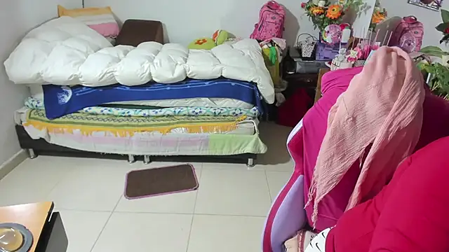 Snapshot of Mrs_mommy_ chatting on 10-01-25, 09:32 Mrs mommy online show from 10-01-25, 09:32