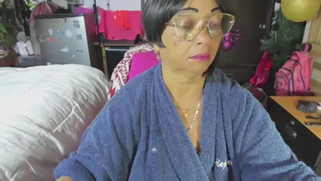 Snapshot of Mrs_mommy_ chatting on 11-16-25, 03:06 Mrs mommy online show from 11-16-25, 03:06