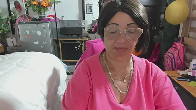 Snapshot of Mrs_mommy_ chatting on 11-20-25, 08:52 Mrs mommy online show from 11-20-25, 08:52