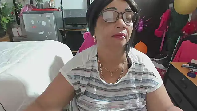 Snapshot of Mrs_mommy_ chatting on 11-23-25, 06:08 Mrs mommy online show from 11-23-25, 06:08