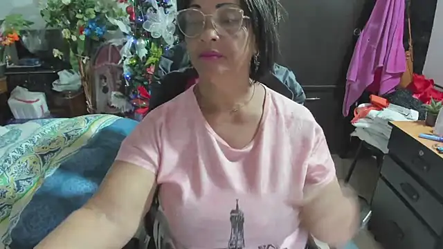 Snapshot of Mrs_mommy_ chatting on 12-19-25, 07:43 Mrs mommy online show from 12-19-25, 07:43